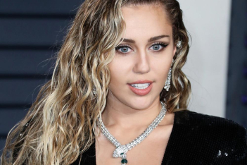 Η Miley Cyrus αποκαλύπτει πως υποτροπίασε μέσα στην καραντίνα αρχίζοντας ξανά το αλκοόλ: «Είμαι νηφάλια εδώ και δύο εβδομάδες»