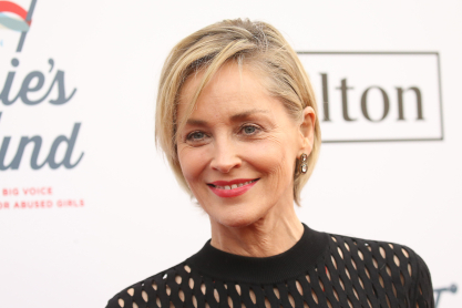 Sharon Stone: Τα θεϊκά πόδια της αναστατώνουν το ίδιο στα 62 της