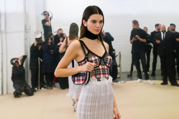 Η Kendall Jenner φόρεσε την πιο sophisticated τάση στα παντελόνια και μας έδωσε έμπνευση