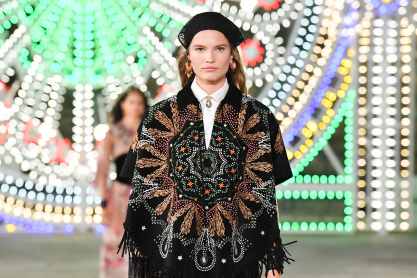 O oίκος Dior παρουσιάζει την συλλογή Cruise 2021 μέσα από μία παραμυθένια καμπάνια