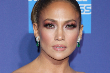 Η Jennifer Lopez μόλις υιοθέτησε ένα χτένισμα από τα 90's που είναι η τελευταία hot τάση