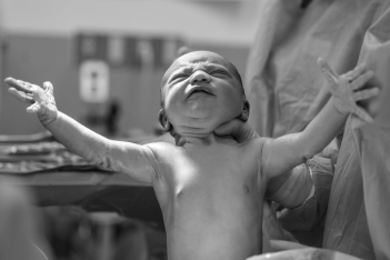 “Σεισμός φωνάζουν... και τρέχουν… Ανακοπή φωνάζεις εσύ… με το μωρό στα χέρια”: Η αλήθεια μιας νοσηλεύτριας την ώρα του μεγάλου σεισμού