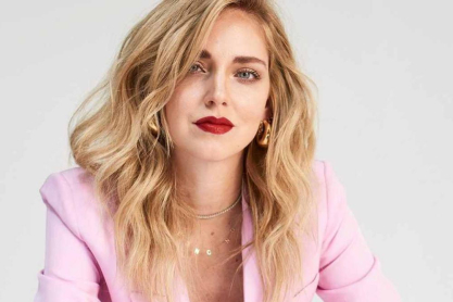 Η υπέροχη φωτογράφιση της Chiara Ferragni με λευκά εσώρουχα στον πέμπτο μήνα της εγκυμοσύνης της