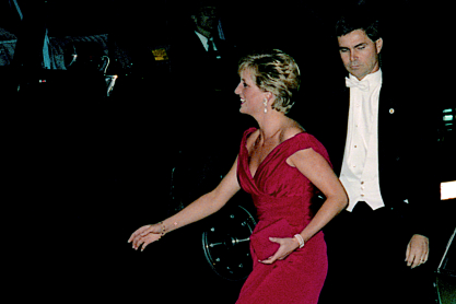 «Uptown Girl»: Όταν η πριγκίπισσα Diana ανέβηκε στη σκηνή της Όπερας το 1985 και χόρεψε για τον Κάρολο
