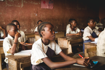 Ο δρόμος προς την ισότητα: Η παγκόσμια έρευνα που δείχνει την πρόοδο στην εκπαίδευση των κοριτσιών τα τελευταία 25 χρόνια