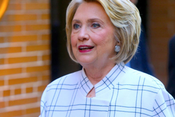 "Vote like a mother": Η Hillary Clinton καλεί τις γυναίκες να ψηφίσουν ως μητέρες με μια throwback φωτογραφία με την κόρη της