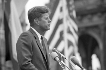 John F Kennedy: 57 χρόνια από τη στυγερή και πιο πολυσυζητημένη δολοφονία των ΗΠΑ