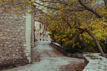 Το «κρεμαστό» χωριό της Πελοποννήσου που μαγεύει τους επισκέπτες