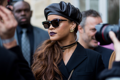 Η Rihanna φόρεσε το It shoe της σεζόν και απογείωσε το casual outfit που έχουμε όλες