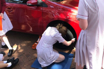 Σχολείο στην Αυστραλία μαθαίνει στα κορίτσια πώς να αλλάζουν το λάστιχο ενός αυτοκινήτου, διαλύοντας τα κοινωνικά στερεότυπα