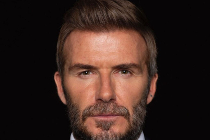 Ο David Beckham μεταμορφώνεται στον 70χρονο εαυτό του για καλό σκοπό (και παραμένει γοητευτικός)