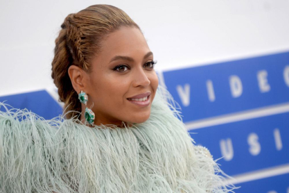 Η Beyoncé δωρίζει 500.000 δολάρια σε οικογένειες που έπληξε η πανδημία