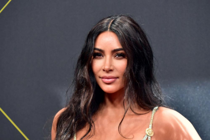 H Kim Kardashian σε ρόλο Άγιου Βασίλη: Μοιράζει λεφτά σε followers της στα social media