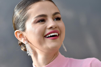 Η Selena Gomez μόλις υιοθέτησε το ιδανικό χρώμα στα νύχια της για τις γιορτές
