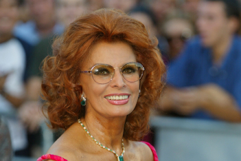 H Sophia Loren ποζάρει για πρώτη φορά με οικολογική γούνα με την υπογραφή Stella McCartney
