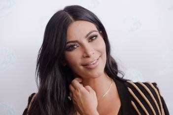 H Kim Kardashian έκανε ρεβεγιόν με ένα ένα six pack... φόρεμα