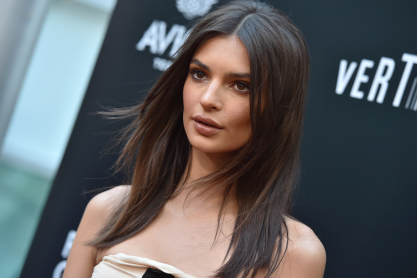 H Emily Ratajkowski ποζάρει ολόγυμνη στο ντους σε προχωρημένη εγκυμοσύνη