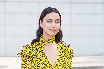 H Irina Shayk δείχνει βήμα βήμα το αγαπημένο της φυσικό μακιγιάζ και εμείς κρατάμε σημειώσεις