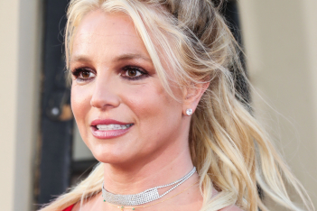 H Britney Spears έκοψε τα μαλλιά της και δείχνει 10 χρόνια νεότερη