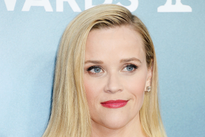 Η Reese Witherspoon ποζάρει στον φακό με την κόρη της σε χριστουγεννιάτικο mood και είναι ολόιδιες 