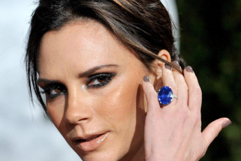 Η Victoria Beckham μόλις έκανε το πιο festive manicure για την Πρωτοχρονιά