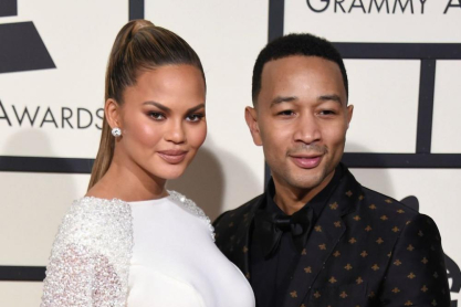 H Chrissy Teigen και ο John Legend αποχαιρετούν το 2020 με την πιο τρυφερή οικογενειακή φωτογραφία