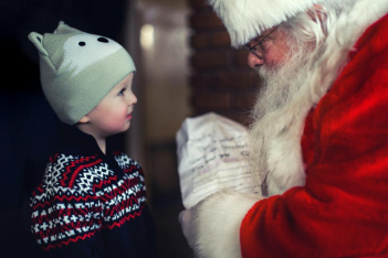 Ο ΠΟΥ διαβεβαιώνει: «Ο Άγιος Βασίλης θα μπορέσει να μοιράσει τα δώρα του και φέτος»