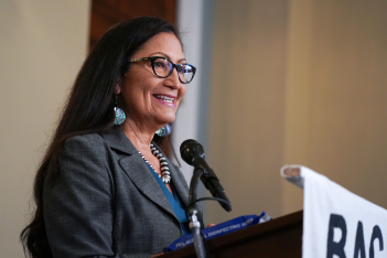 Η Deb Haaland, είναι η πρώτη ιθαγενής στην αμερικανική κυβέρνηση