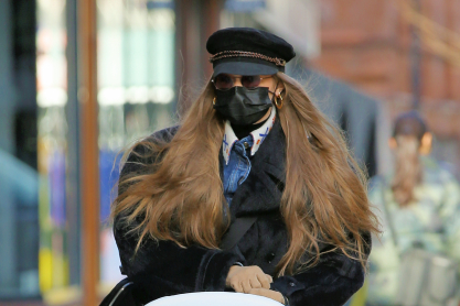 Τα "incognito" looks της Gigi Hadid: Mε σοφιστικέ παλτό στη βόλτα με την κόρη της