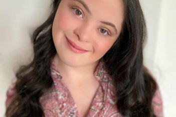 Ellie Goldstein: Το 18χρονο μοντέλο με σύνδρομο Down πρωταγωνιστεί σε εξώφυλλο, καταρρίπτοντας τα στερεότυπα για τα Άτομα με Αναπηρία 