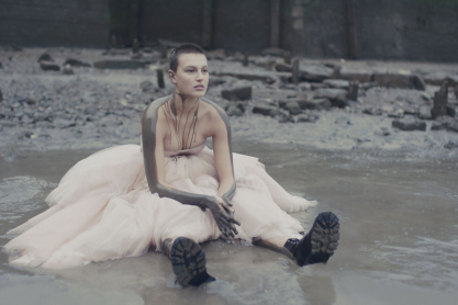 “First Light”: To φιλμ του Alexander McQueen για την ανοιξιάτικη συλλογή είναι ό,τι πιο edgy είδαμε