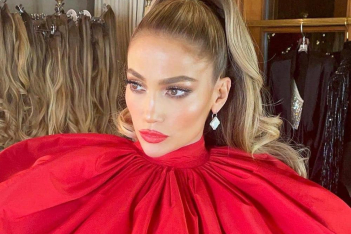 Το εκθαμβωτικό look της Jennifer Lopez για τα Χριστούγεννα που θύμισε τη λάμψη του παλιού Hollywood