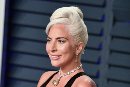 Η Lady Gaga φωτογραφίζεται με πολύ μακριά μαλλιά και topless σε μια εντυπωσιακή λήψη