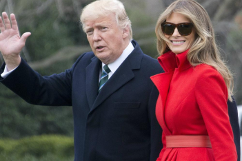 Donald - Melania Trump: Αυτή είναι η τελευταία τους χριστουγεννιάτική φωτογραφία πριν φύγουν από τον Λευκό Οίκο