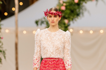 Chanel: H Virgine Viard οραματίστηκε για τη συλλογή της έναν μποέμ γάμο στην εξοχή