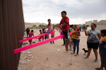 «Design of the Year»: Ροζ τραμπάλες ενώνουν συμβολικά τα σύνορα ΗΠΑ-Μεξικού   