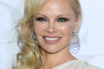 Η Pamela Anderson παντρεύτηκε για πέμπτη φορά