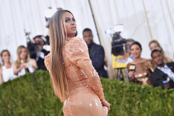H Beyonce έκανε την πρώτη πιο stylish εμφάνιση για το 2021