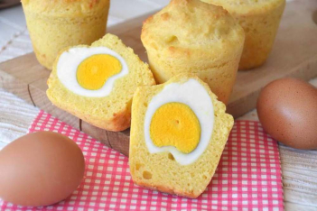 Πεντανόστιμα muffins γεμιστά με αυγό 