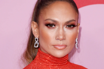 H Jennifer Lopez αφαίρεσε το μακιγιάζ της on camera και μας εντυπωσιάζει με το νεανικό της δέρμα