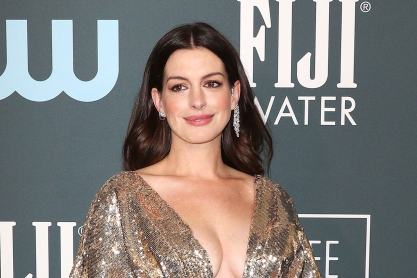 Η Anne Hathaway «φέρνει» το κόκκινο χαλί στο σπίτι της