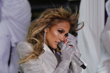 Jennifer Lopez: Χορεύει χωρίς ρούχα με φτερά αγγέλου στο νέο της videoclip και εντυπωσιάζει με τις αναλογίες της 