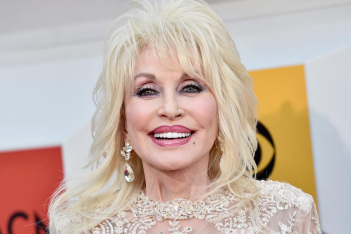 H πολυπράγμων και πολυσχιδής Dolly Parton κλείνει σήμερα τα 75 χρόνια μιας πραγματικά ενδιαφέρουσας ζωής