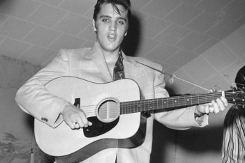 Elvis Presley: Οι θυελλώδεις έρωτες του θρύλου της μουσικής και η «μητρική αγκαλιά» που αναζητούσε σε κάθε σχέση  