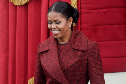 Η Michelle πίσω από την Obama και την πρώτη Αφροαμερικανίδα πρώην Πρώτη Κυρία των ΗΠΑ