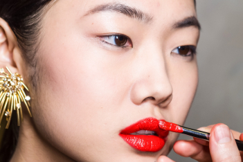 To beauty trick που θα χαρίσει διάρκεια στο κραγιόν σας σύμφωνα με τους makeup artists