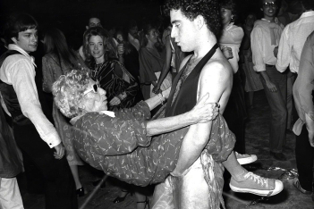 Disco Sally: H ηλικιωμένη που ξεφάντωνε κάθε βράδυ στο Studio 54 και παντρεύτηκε νεαρό Έλληνα