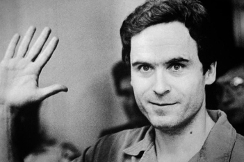 Η ιστορία πίσω από τον διαβόητο κατά συρροή δολοφόνο Ted Bundy που καταδικάστηκε σε θανατική ποινή