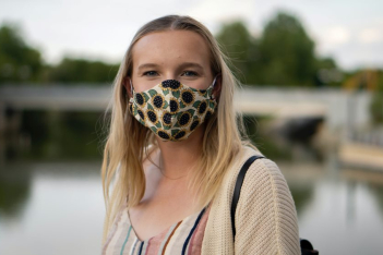 Γιατί πρέπει να φοράμε μάσκα ακόμα και μετά τη λήψη του εμβολίου κατά της COVID-19