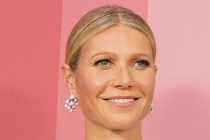 Gwyneth Paltrow: Διαλογίζεται χωρίς ίχνος μακιγιάζ μέσα στο λαμπερό σαλόνι της